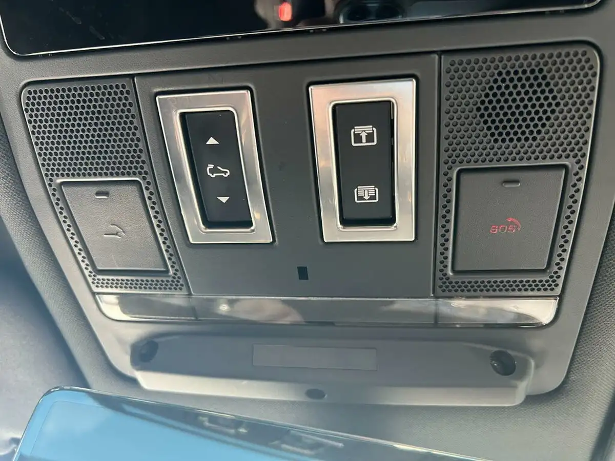 2023-land-rover-130-defender-30-p300-x-dynamic-hse-big-58