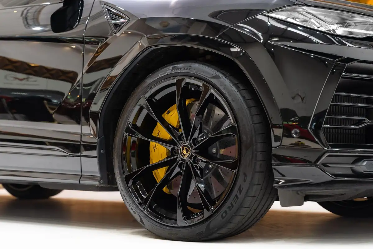 2022-lamborghini-urus-40-no-trim-big-26