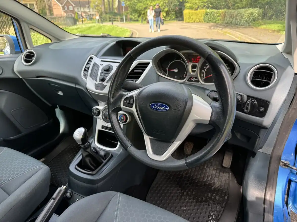 2009-ford-fiesta-125-zetec-5d-big-11