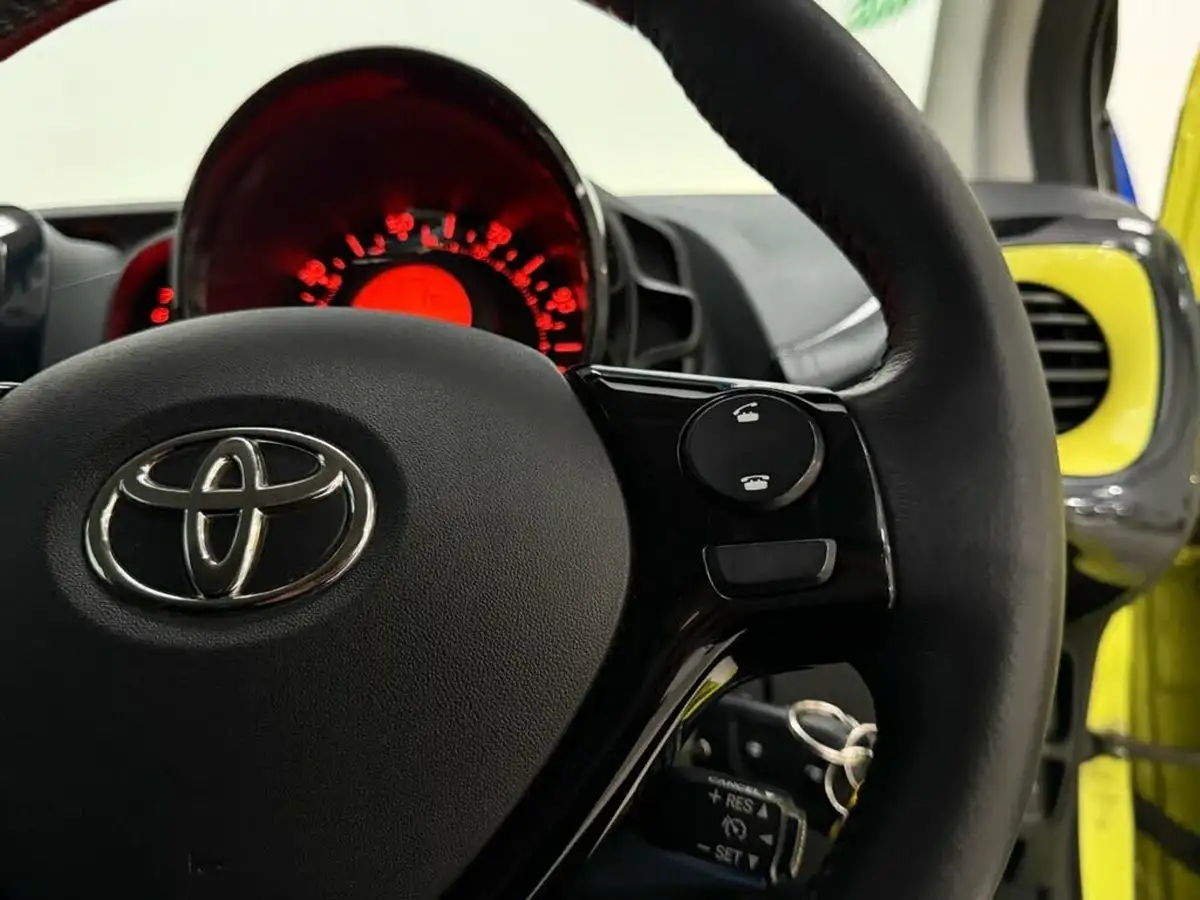 2016-toyota-aygo-10-vvt-i-x-cite-3-bi-tone-yellow-3d-big-21