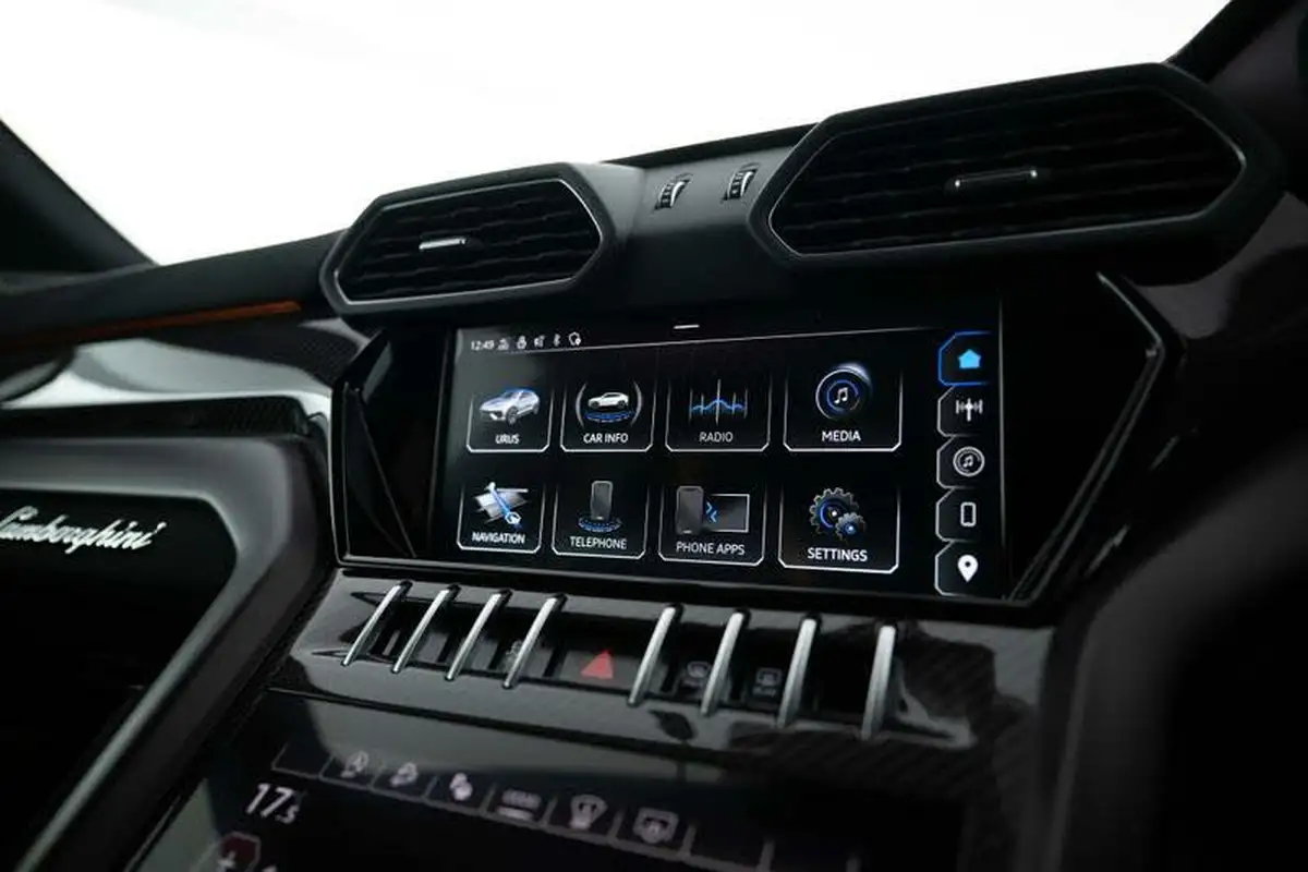 2024-lamborghini-urus-40-no-trim-big-12