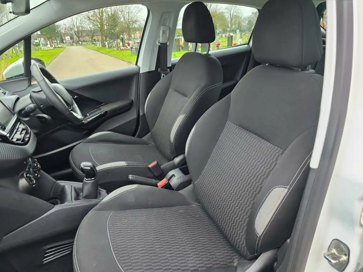 2015-peugeot-208-12-puretech-active-5d-big-38