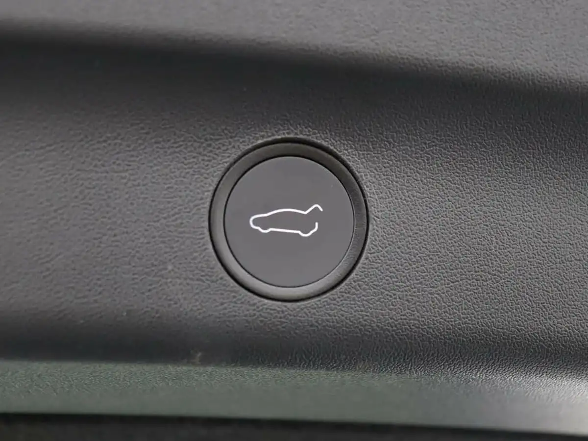 2023-tesla-model-y-e-rwd-big-10