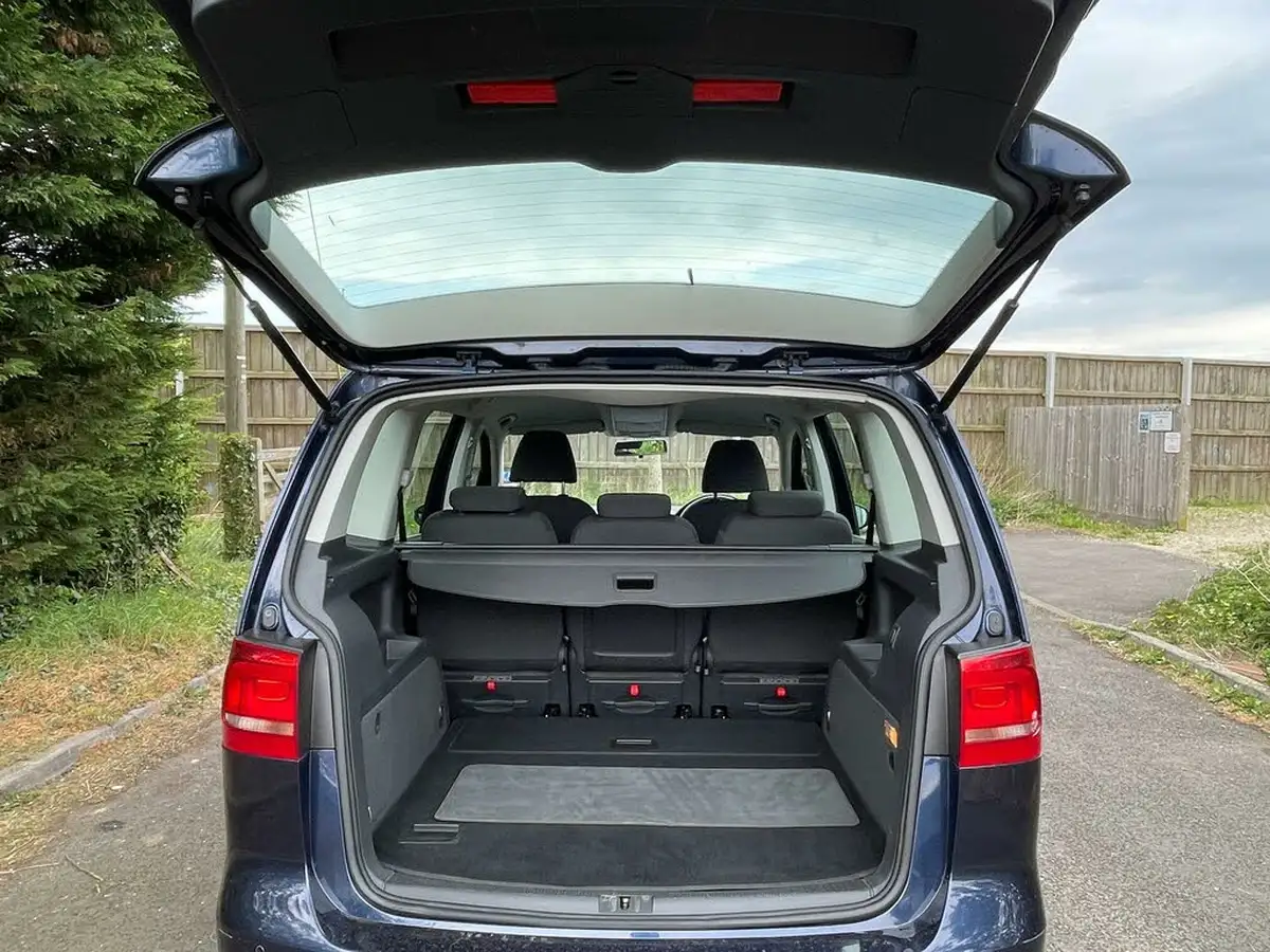 2013-volkswagen-touran-16td-bluemotion-s-tech-ss-big-35