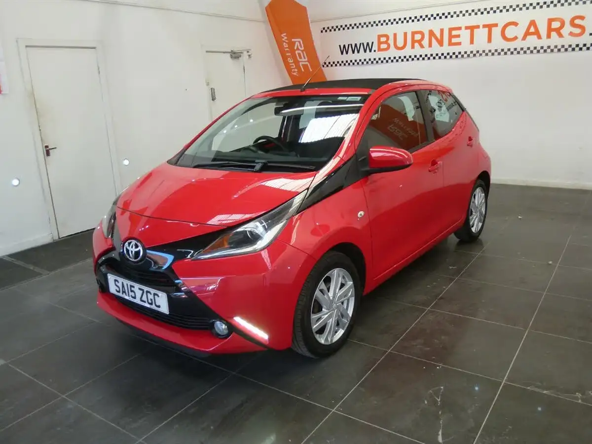 2015-toyota-aygo-10-x-pression-x-wave-x-tra-convenience-x-nav-big-3