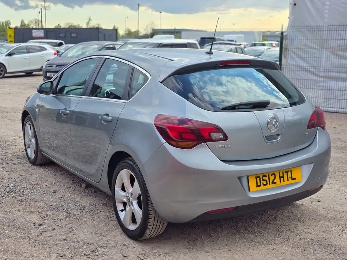 2012-vauxhall-astra-16-sri-vvt-16v-115ps-hatchback-5d-big-3