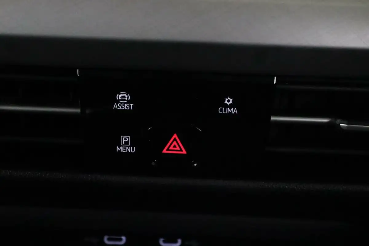 2021-volkswagen-golf-20tdi-life-hatchback-big-24