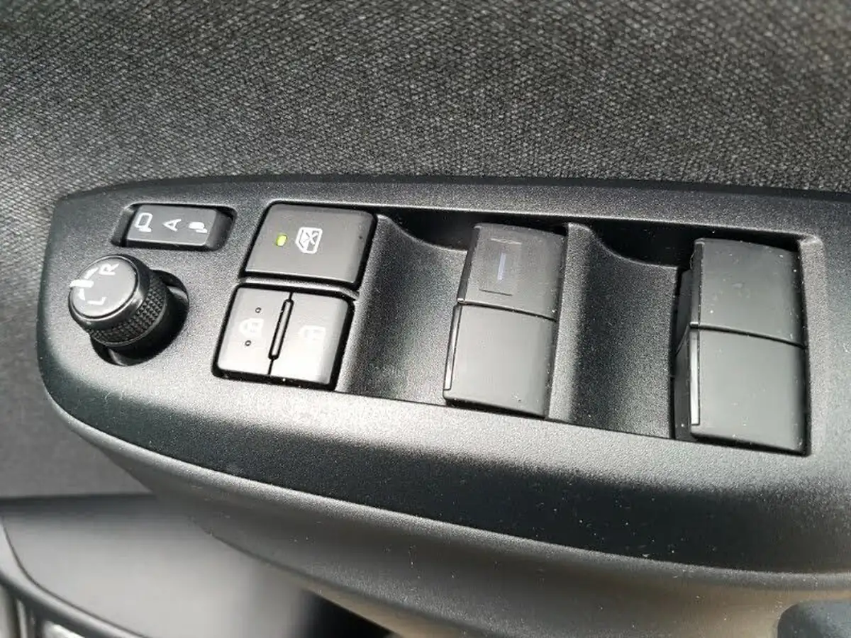 2022-toyota-yaris-cross-15-vvt-i-excel-big-12