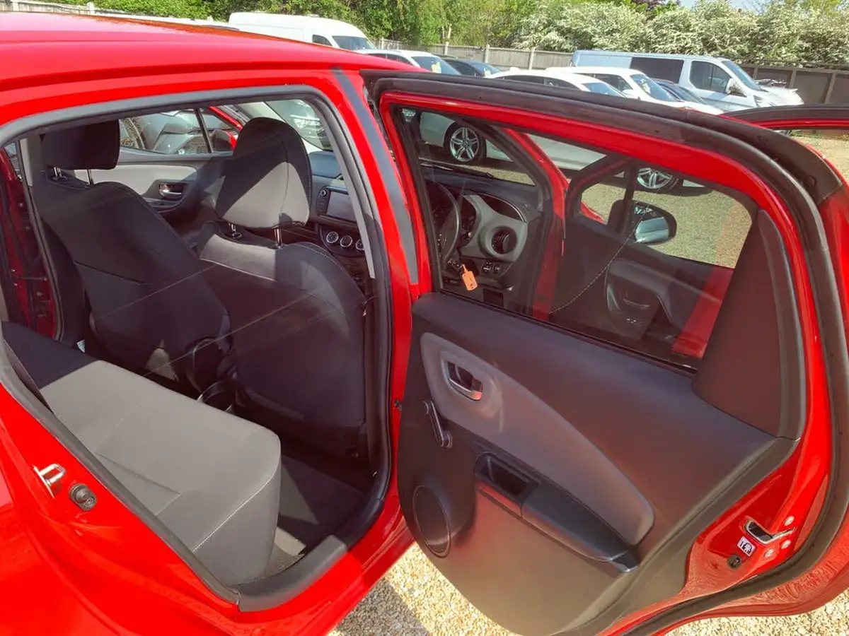 2016-toyota-yaris-133-design-big-39