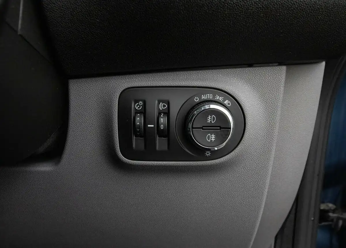 2015-vauxhall-corsa-14i-se-90ps-ecoflex-3d-1398cc-big-15
