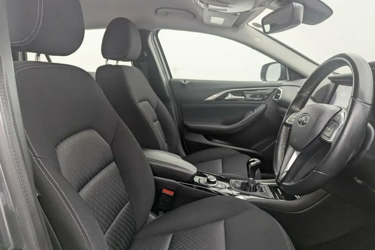 2018-infiniti-q30-16-luxe-122ps-big-2