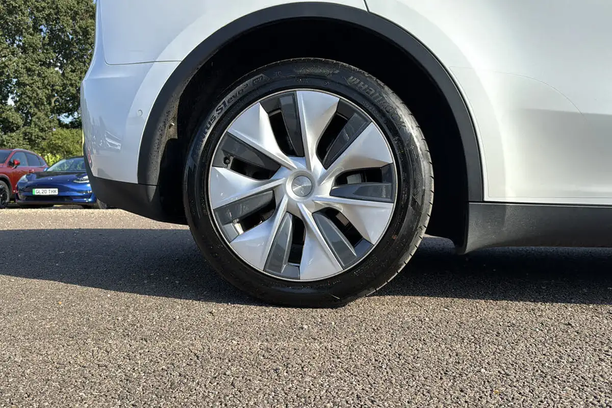 2022-tesla-model-y-e-long-range-big-7