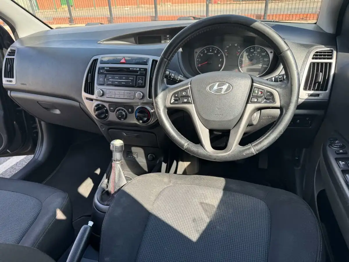 2012-hyundai-i20-12-active-5d-big-22