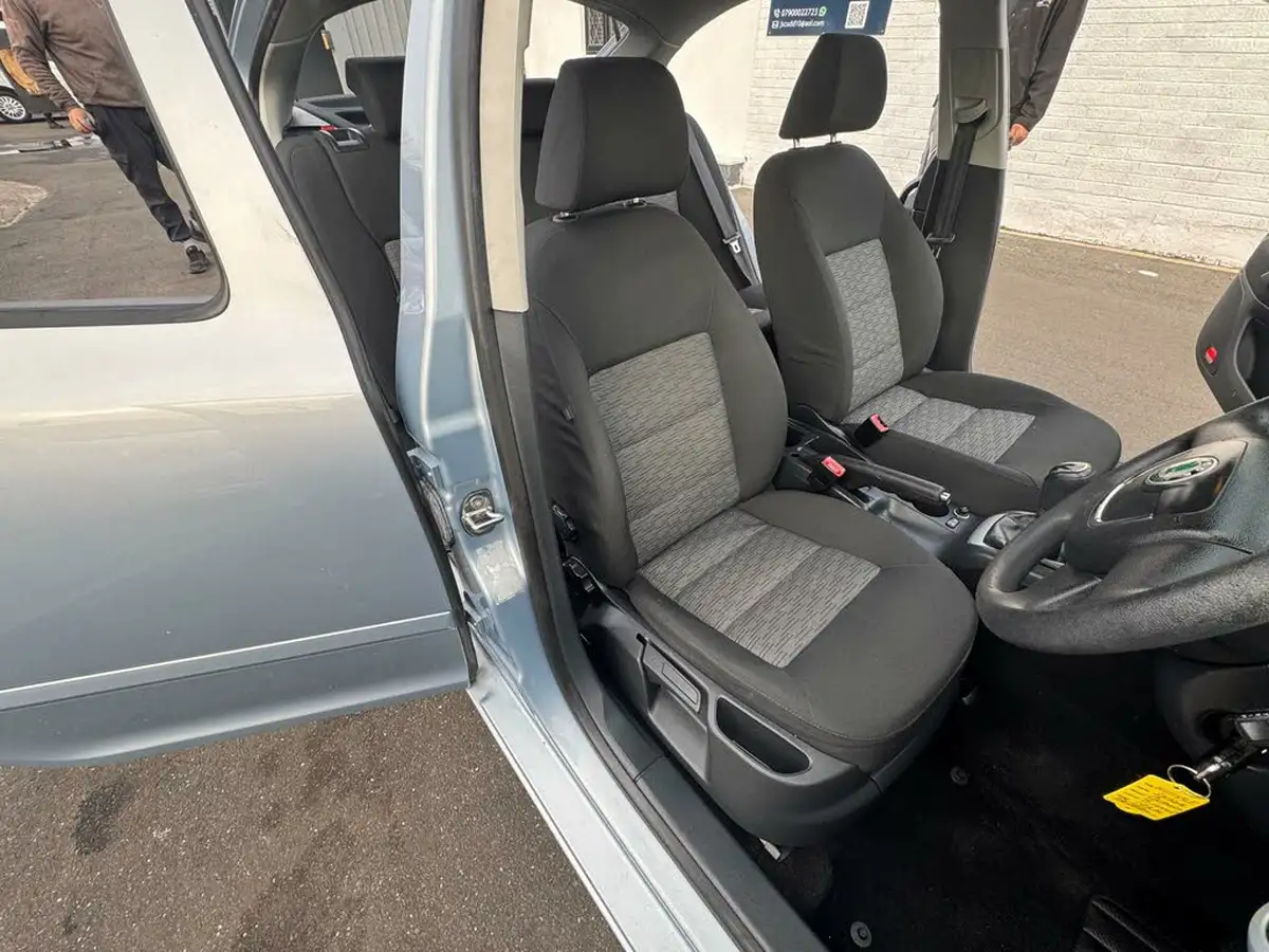 2011-skoda-octavia-16-se-hatchback-big-37