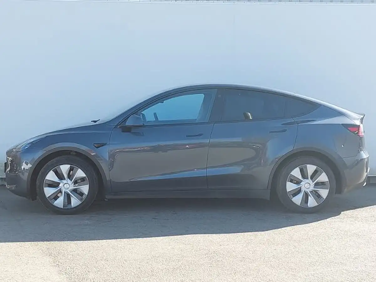 2022-tesla-model-y-e-long-range-big-3