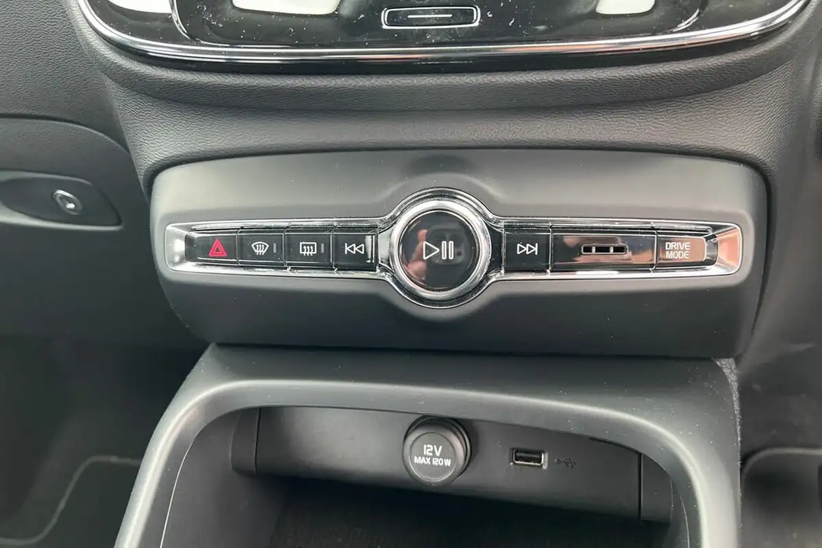 2020-volvo-xc40-20-t4-momentum-pro-awd-big-13