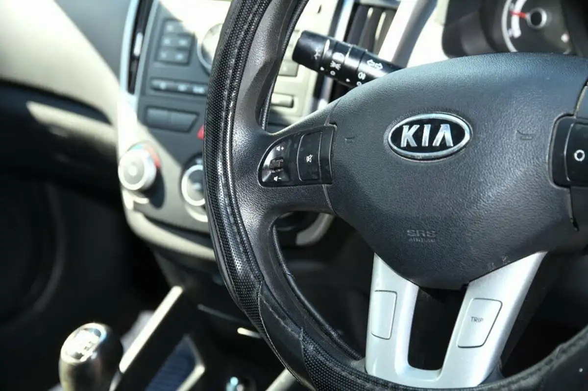 2011-kia-ceed-16td-1-89bhp-big-10
