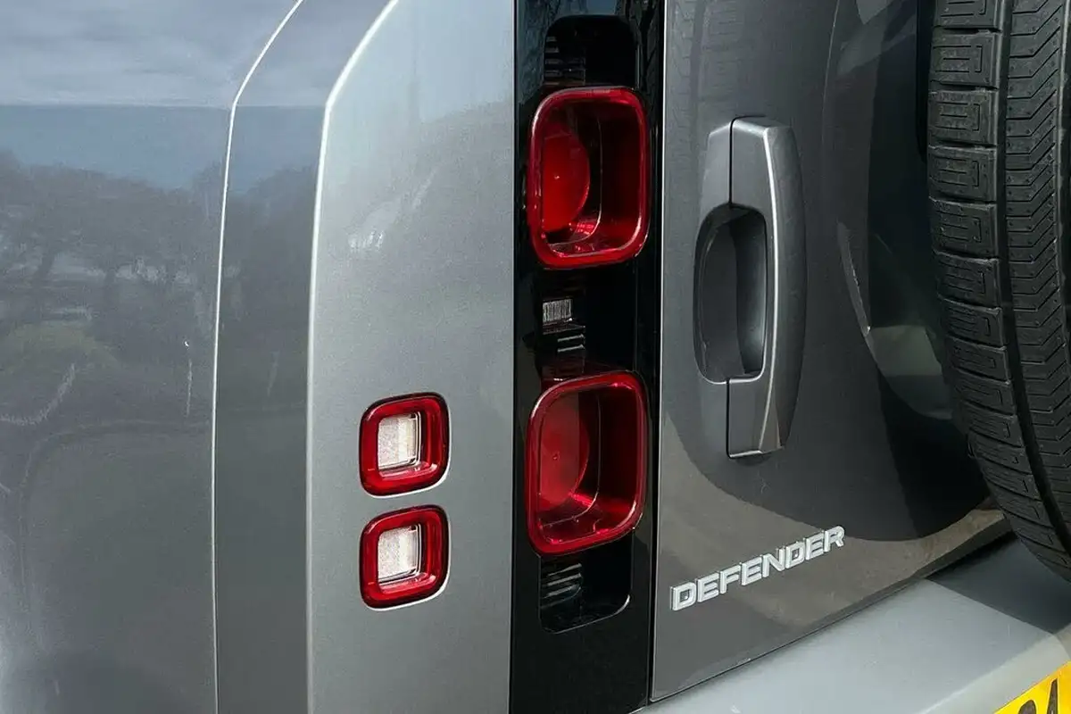 2024-land-rover-90-defender-20-p300-se-big-30