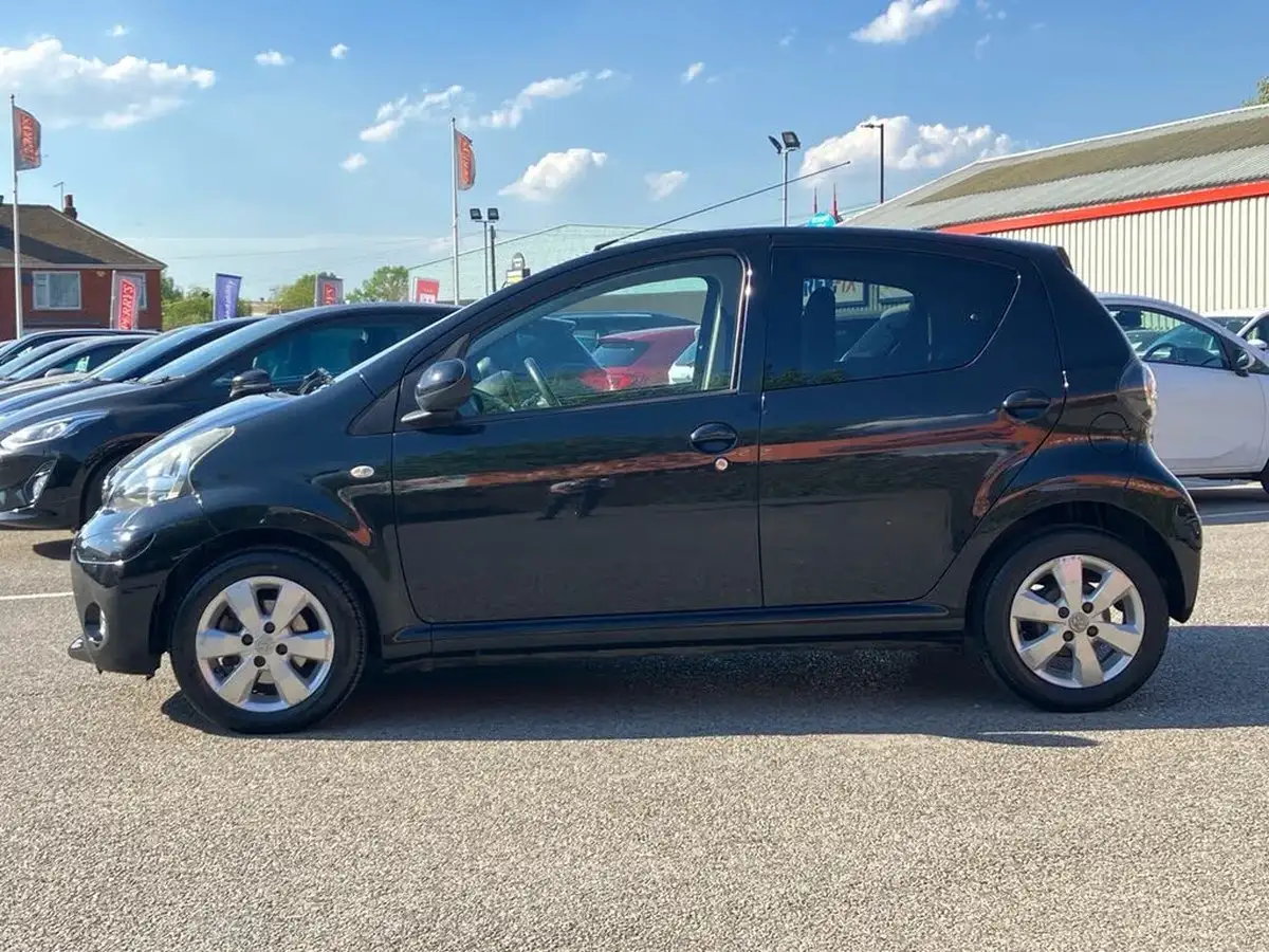 2012-toyota-aygo-10-aygo-fire-5d-big-25