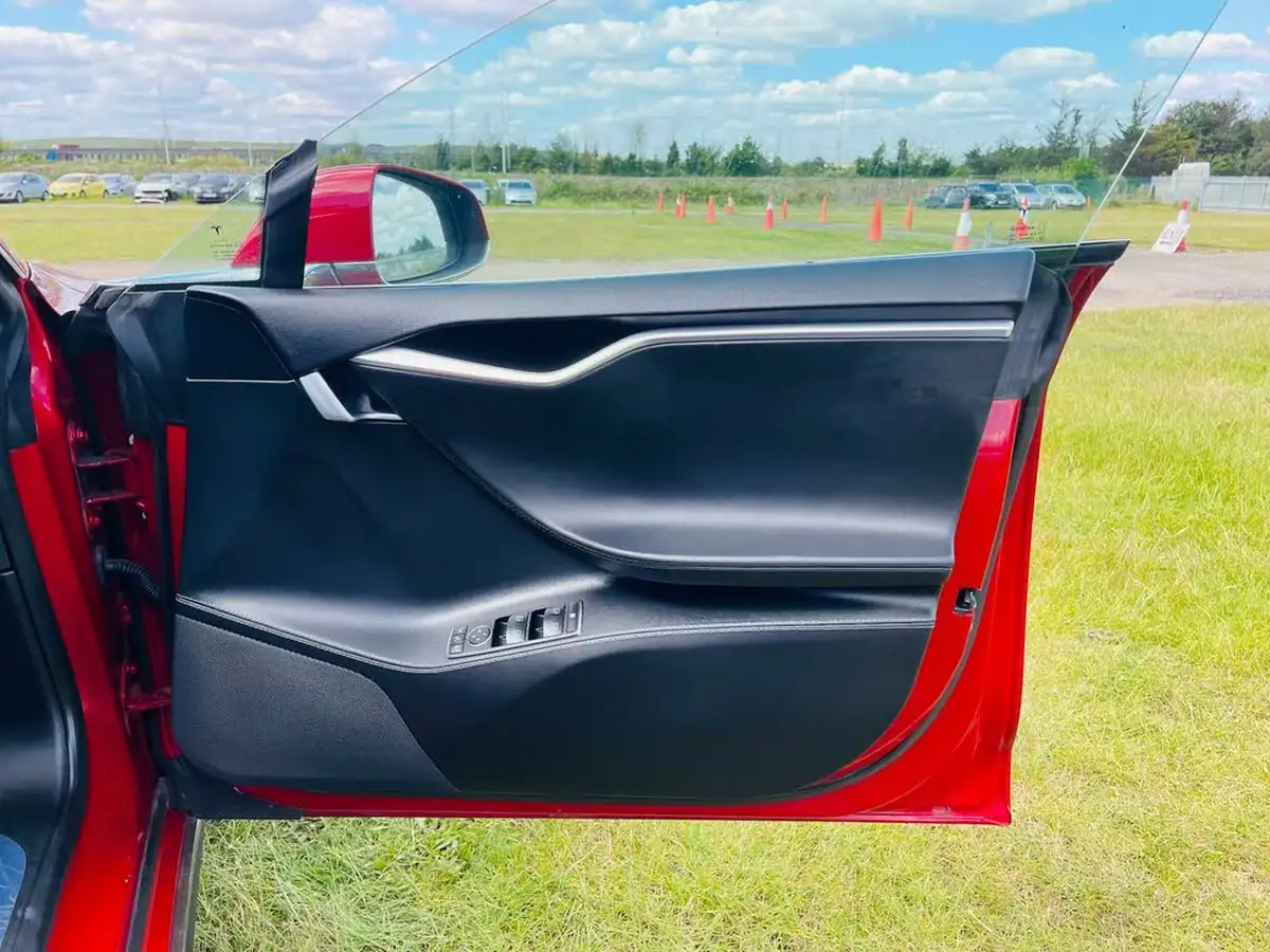 2015-tesla-model-s-e-p85d-nav-big-13
