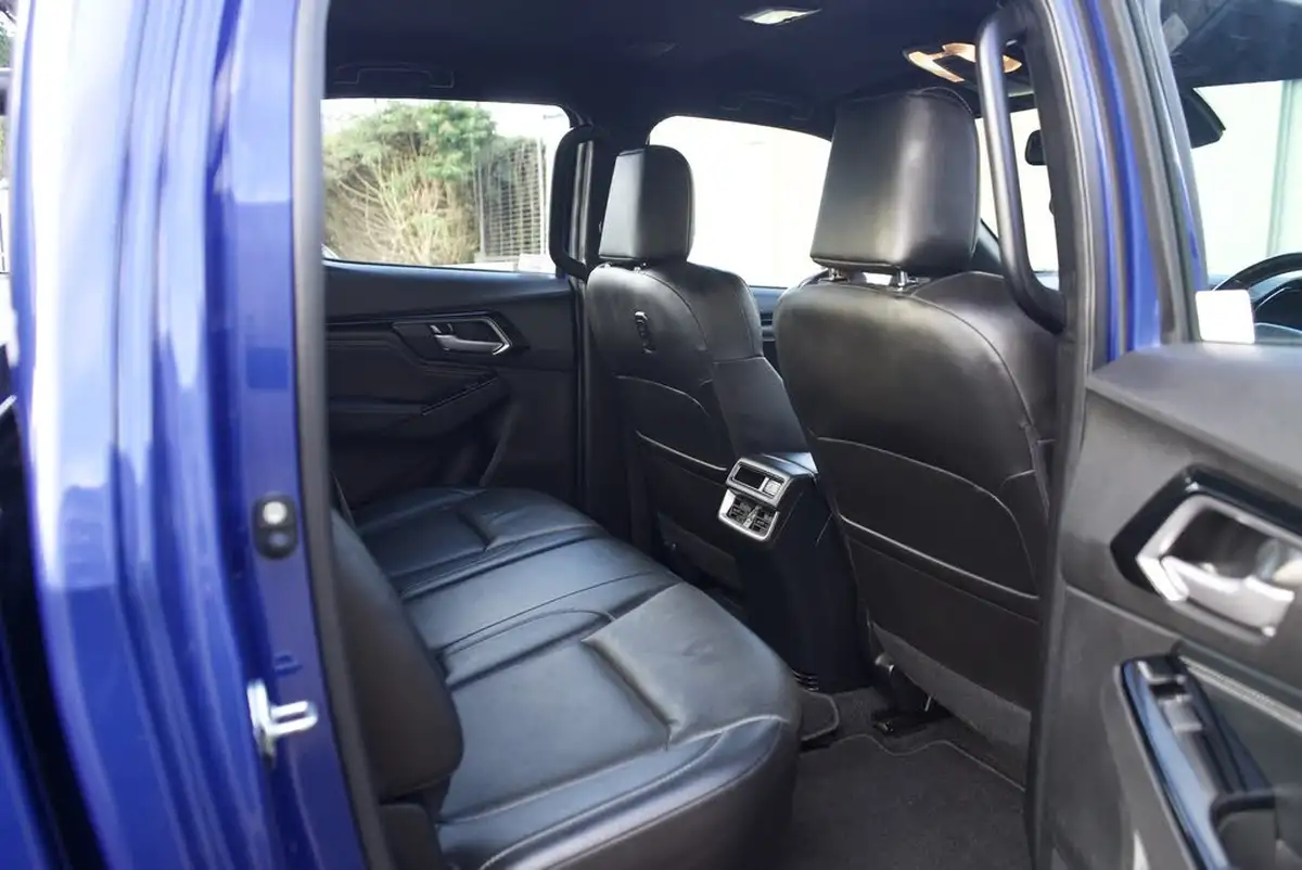 2023-isuzu-d-max-19td-v-cross-big-61