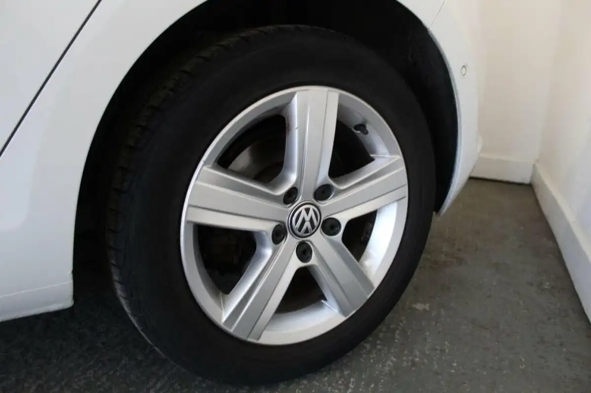 2014-volkswagen-golf-20tdi-match-5d-dsg-big-53