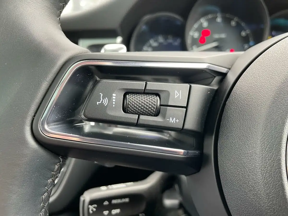 2022-porsche-macan-20-big-42
