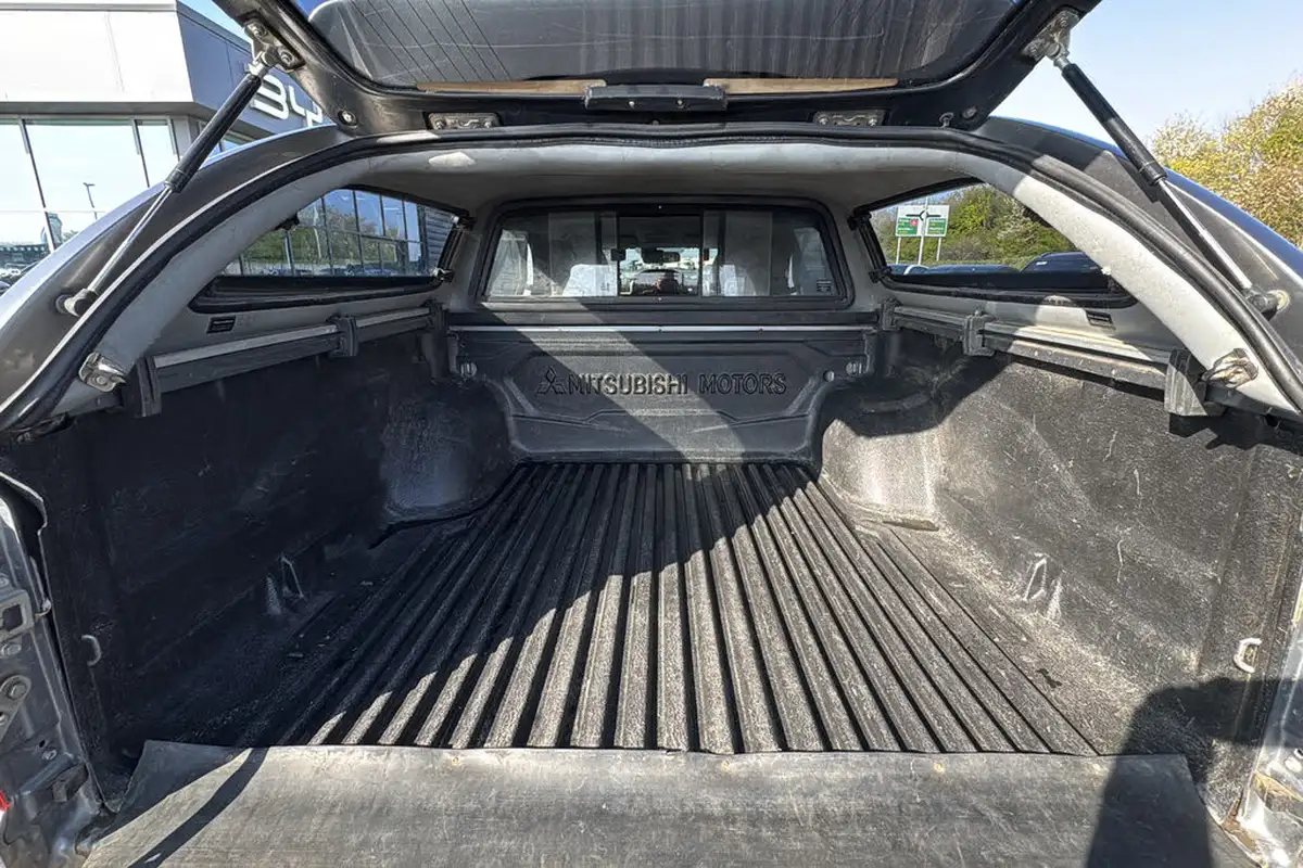 2015-mitsubishi-l200-24di-d-titan-big-16