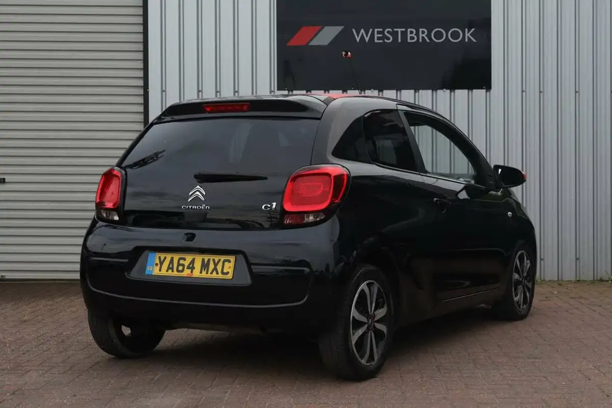 2015-citroen-c1-12-puretech-airscape-flair-3d-big-3