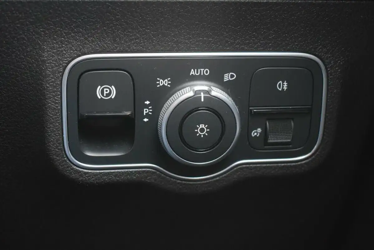 2020-mercedes-benz-glb-class-13-glb200-sport-big-26
