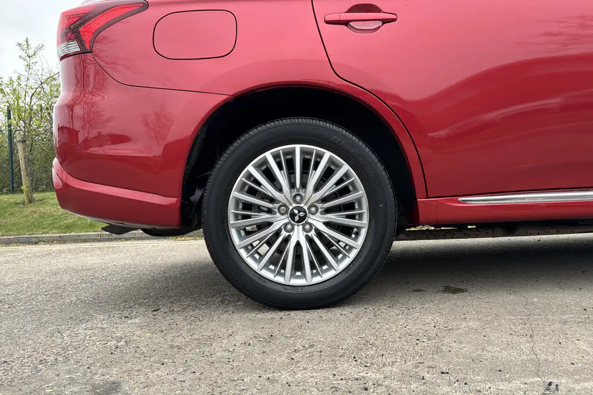 2019-mitsubishi-outlander-24-5h-phev-big-6