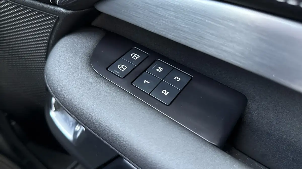 2023-land-rover-discovery-30-d300-dynamic-hse-big-24