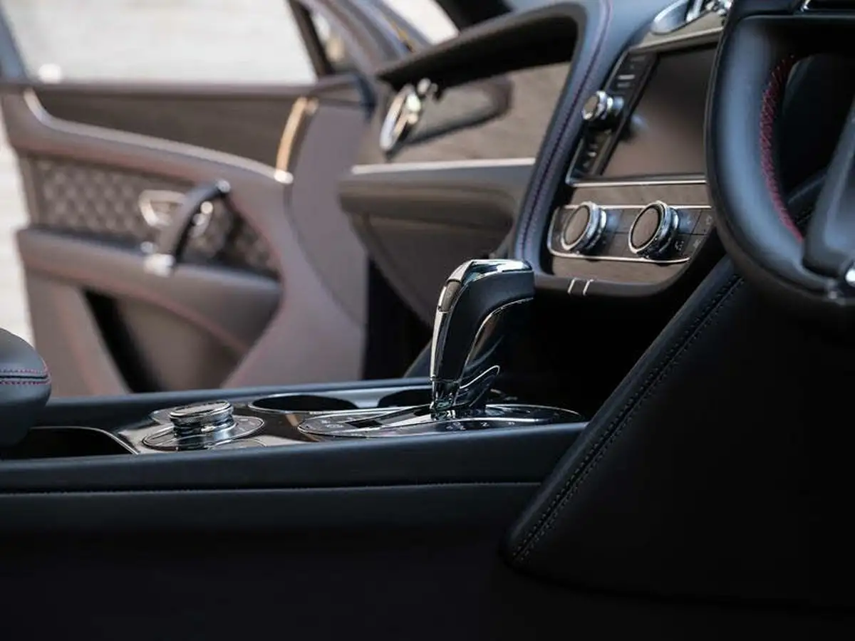 2019-bentley-bentayga-40-v8-big-44
