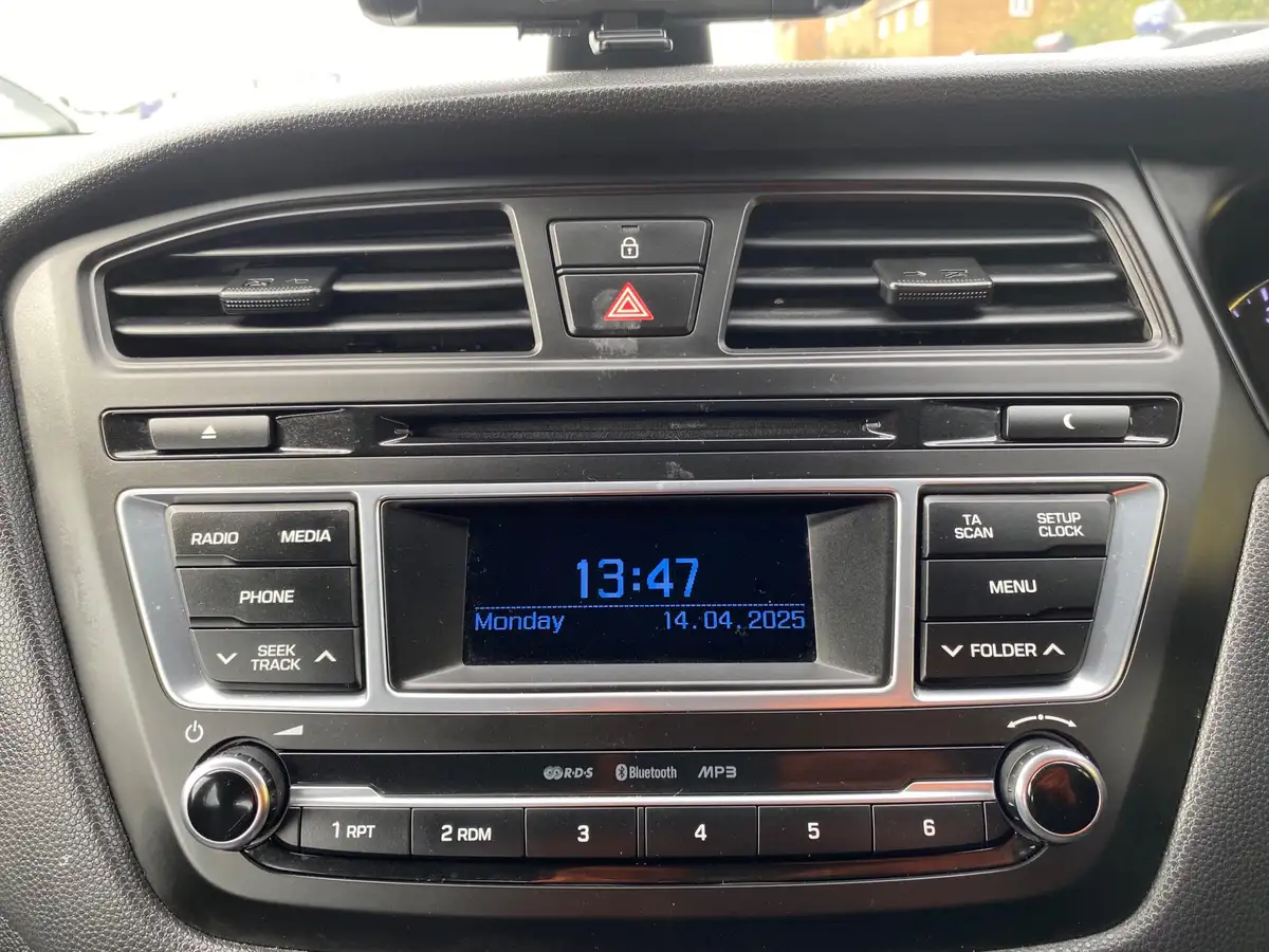 2016-hyundai-i20-12-se-coupe-3d-big-27