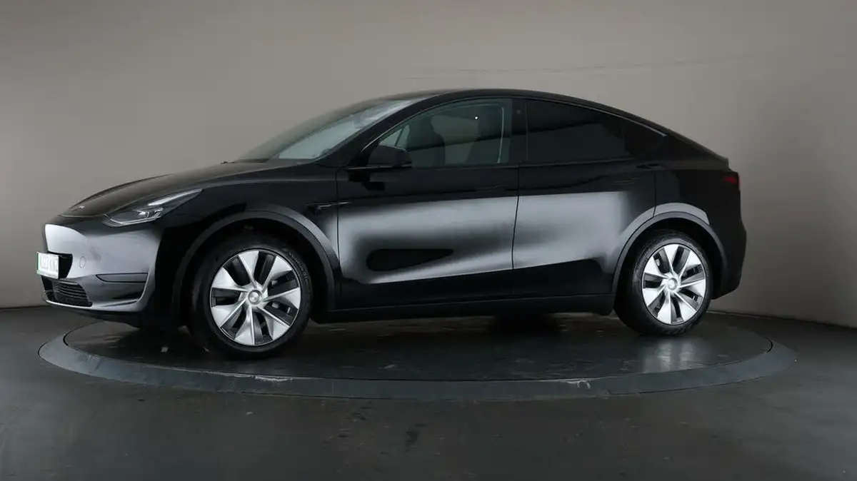2023-tesla-model-y-e-rwd-big-32