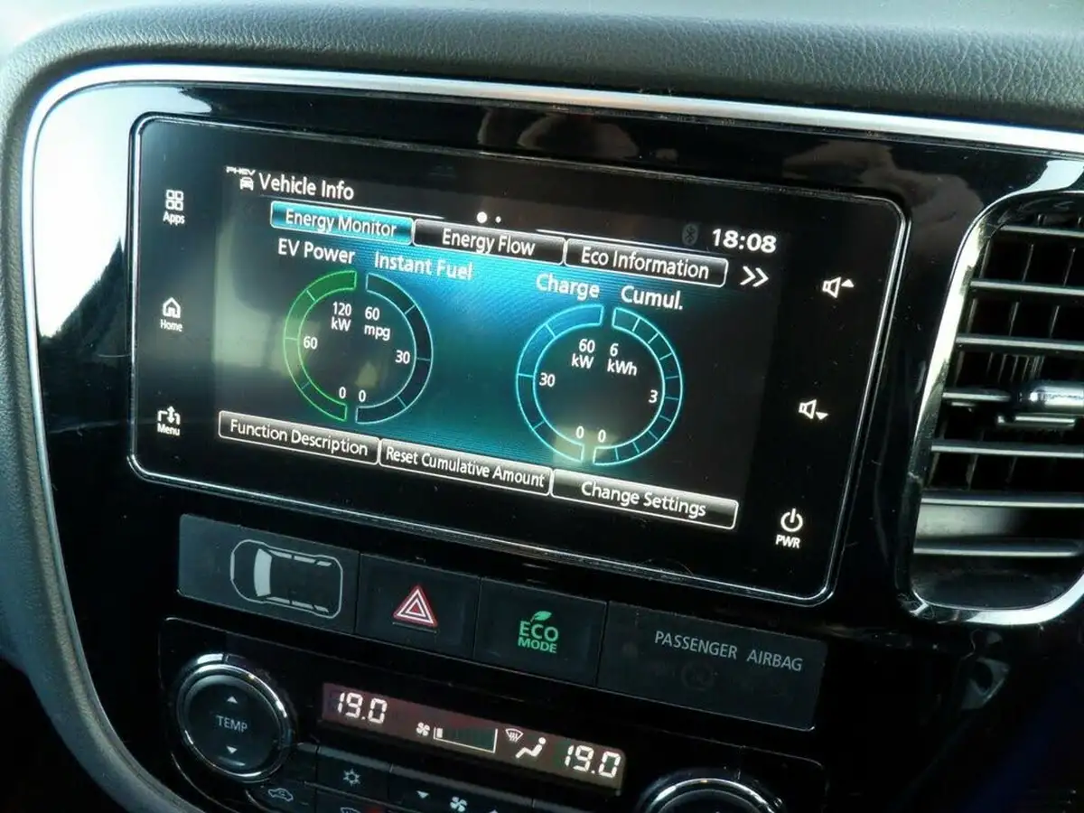 2017-mitsubishi-outlander-20-juro-phev-big-56