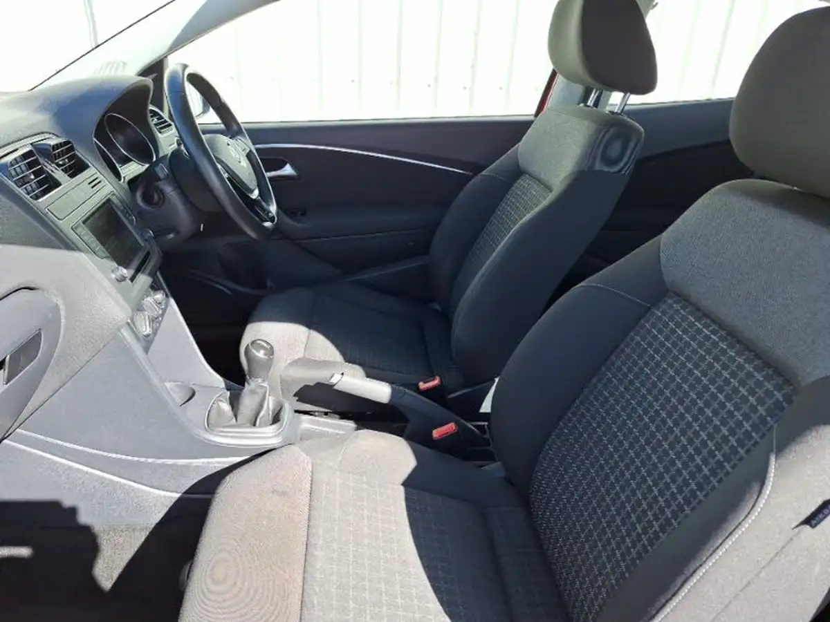 2015-volkswagen-polo-10-se-60ps-3d-big-4