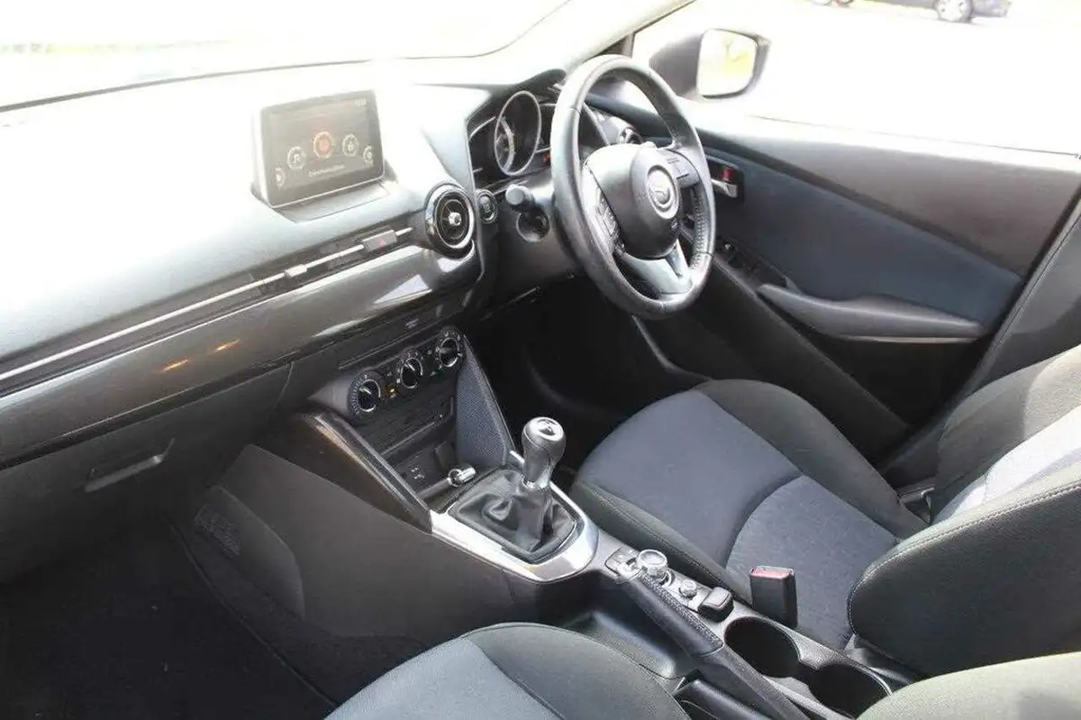 2016-mazda-mazda2-15-se-l-nav-big-14
