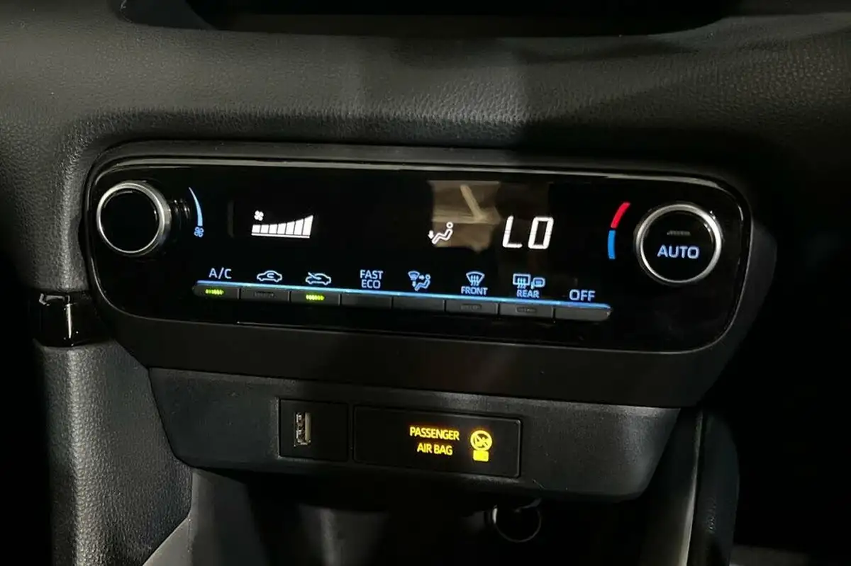 2021-toyota-yaris-15-vvt-i-icon-114bhp-hybrid-1490cc-e-cvt-big-27
