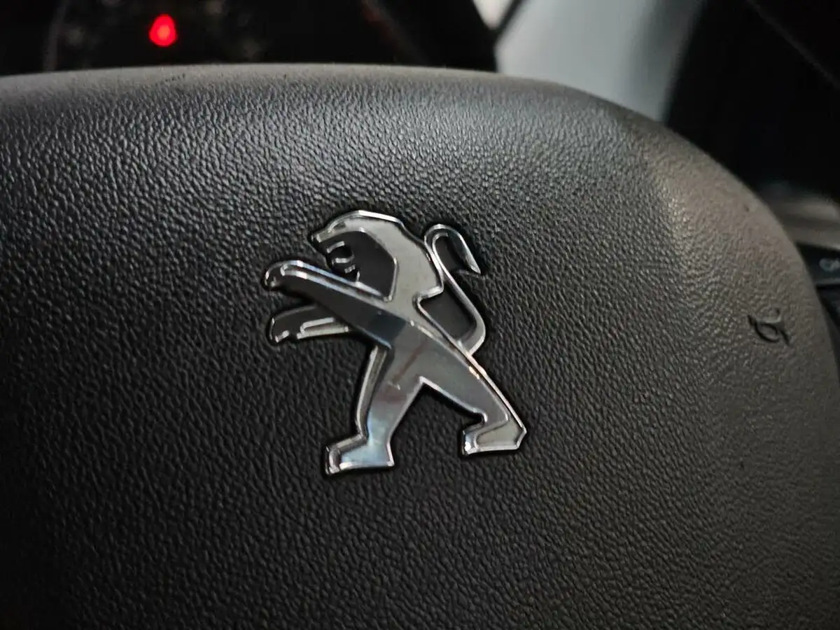 2014-peugeot-208-12-active-vti-3d-big-39