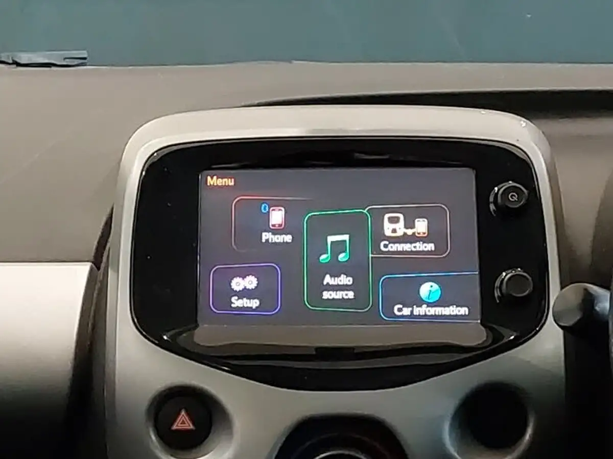 2017-toyota-aygo-10-vvt-i-x-play-71bhp-5d-big-10