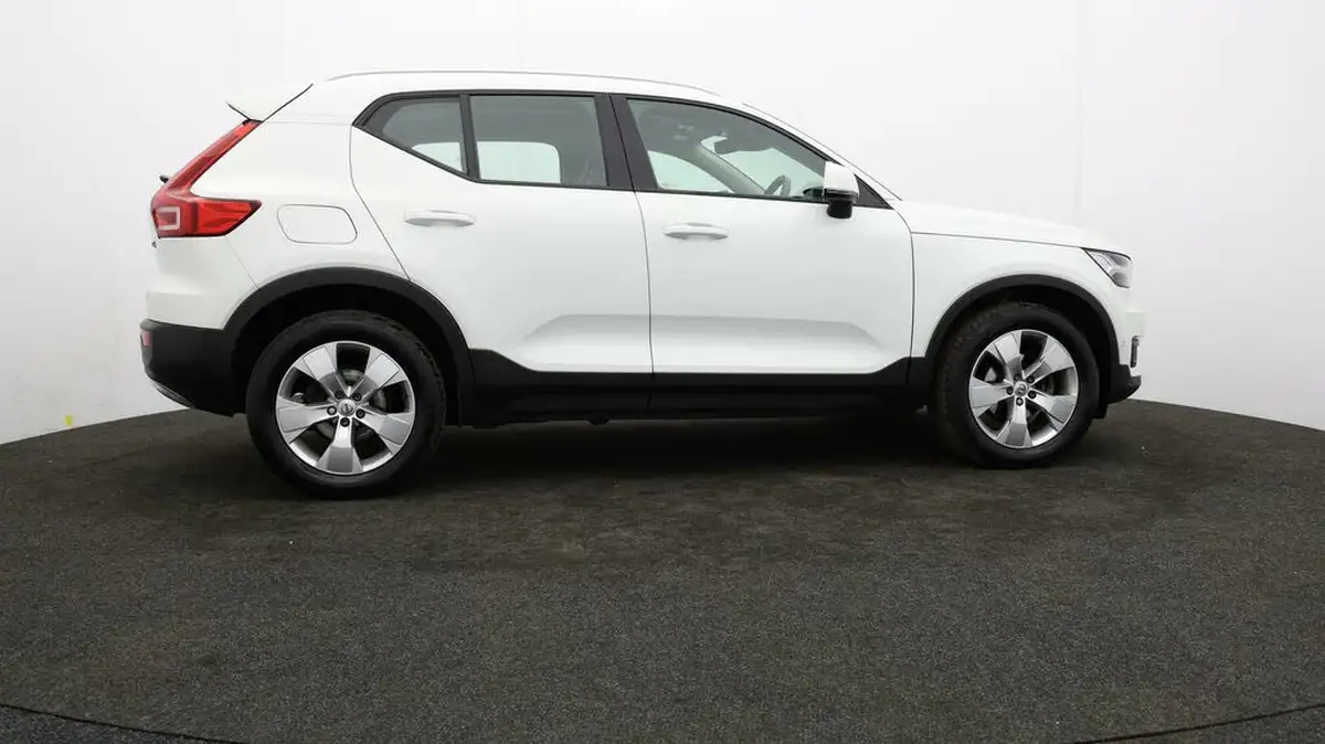 2018-volvo-xc40-20td-d3-momentum-pro-geartronic-big-30