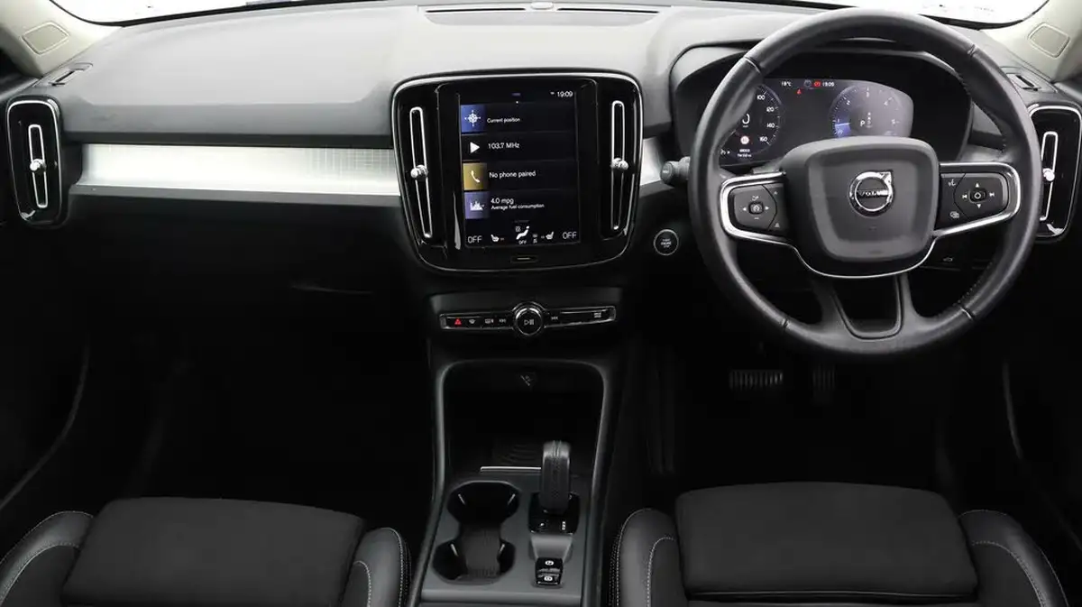 2018-volvo-xc40-20td-d3-momentum-pro-geartronic-big-12