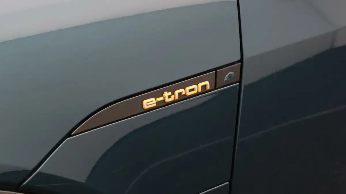 2021-audi-e-tron-50e-technik-station-wagon-big-20
