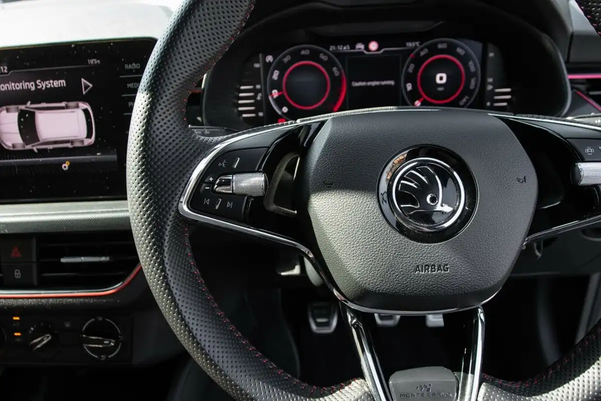 2021-skoda-kamiq-10-tsi-monte-carlo-109ps-big-18