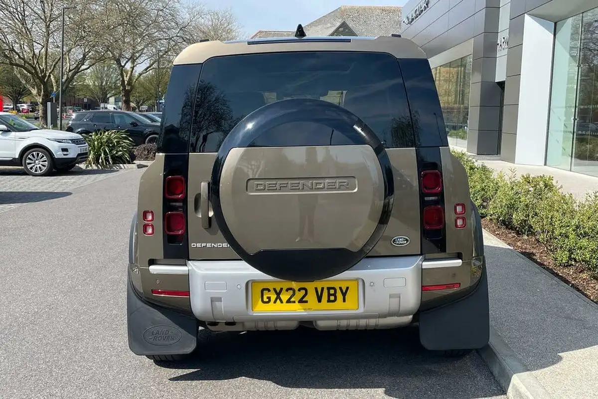2022-land-rover-110-defender-30-d250-xs-edition-big-11