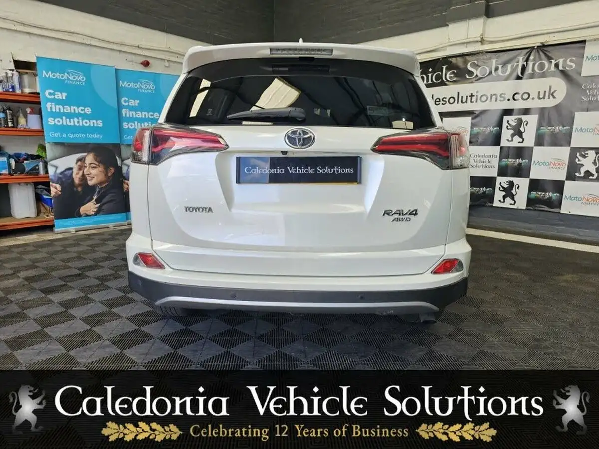 2018-toyota-rav4-20-design-awd-big-40