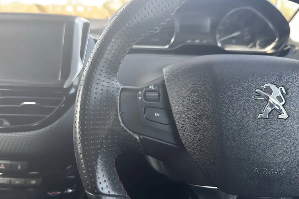 2016-peugeot-208-12-puretech-gt-line-5d-big-15