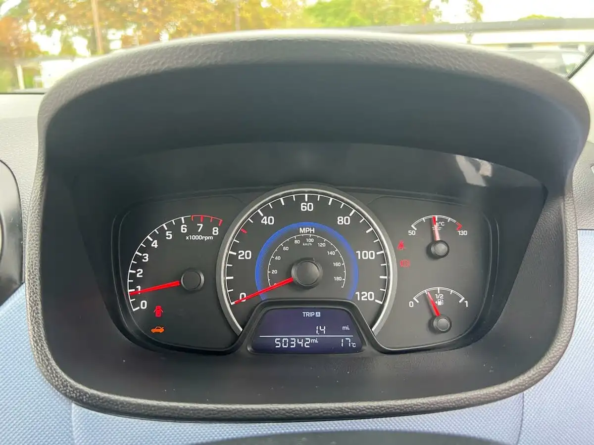2014-hyundai-i10-10-premium-big-29