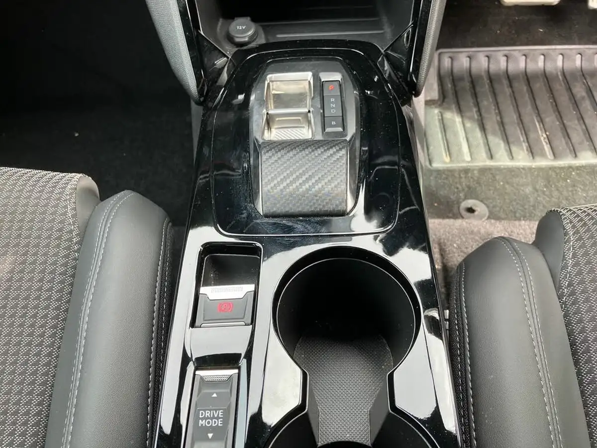 2023-peugeot-2008-suv-e-gt-136bhp-50kwh-station-wagon-big-16